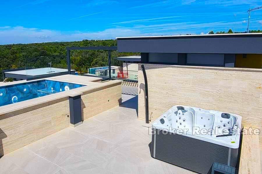 Attico con piscina e vista mare