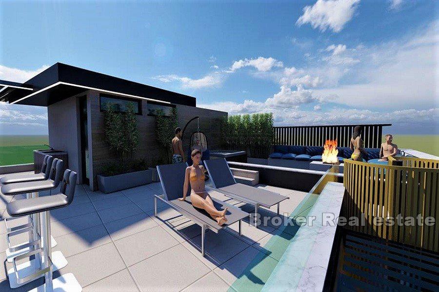 Attico con piscina e vista mare