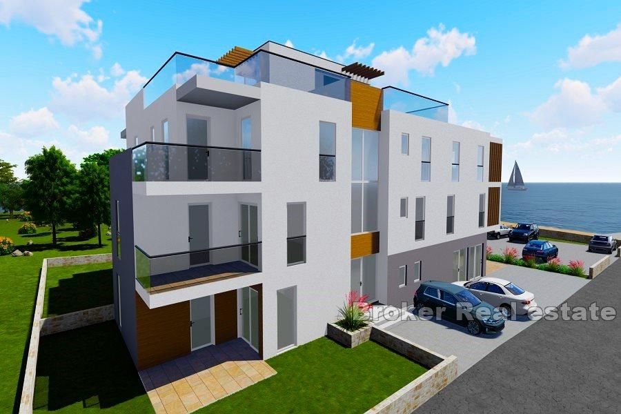 Appartements nouvellement construits au premier rang de la mer