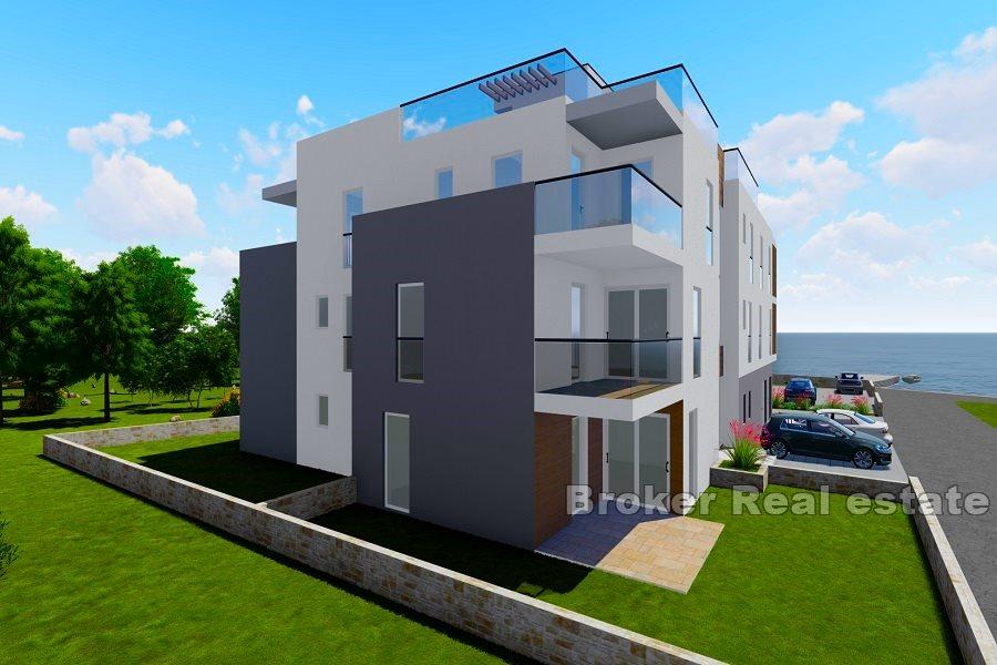 Appartements nouvellement construits au premier rang de la mer