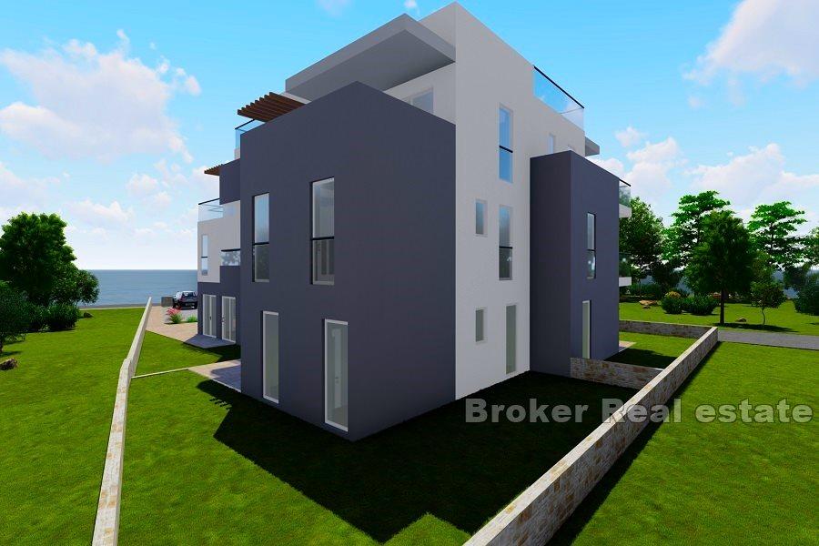 Appartements nouvellement construits au premier rang de la mer