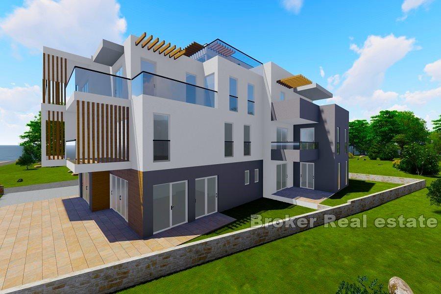 Appartements nouvellement construits au premier rang de la mer