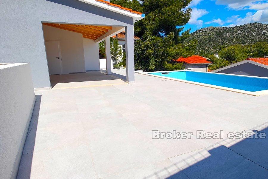 Neu gebautes Haus mit Pool 50 m vom Meer entfernt