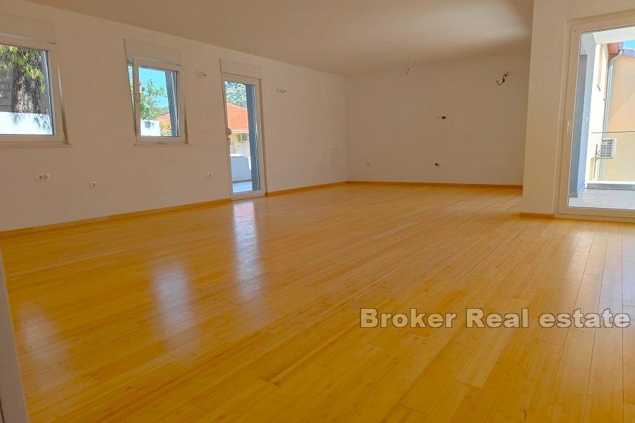 Nybygd hus med basseng 50m fra sjøen