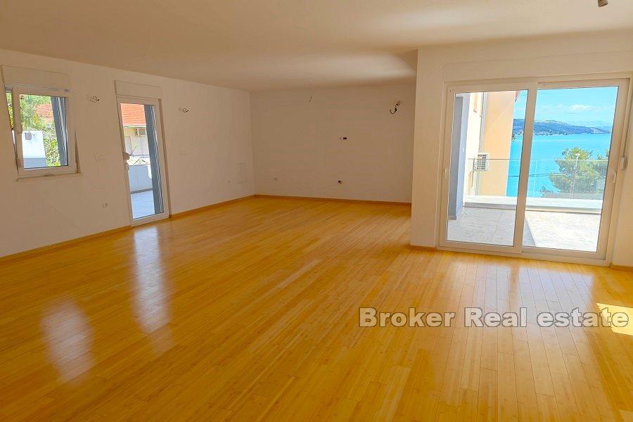 Nybygd hus med basseng 50m fra sjøen