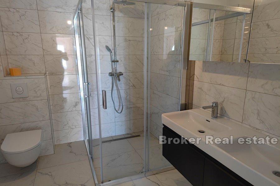 Nově postavený dům s bazénem 50m od moře