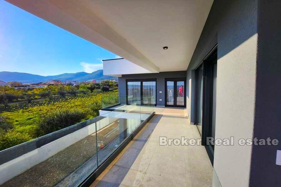 Newly built villa with pool and sea view