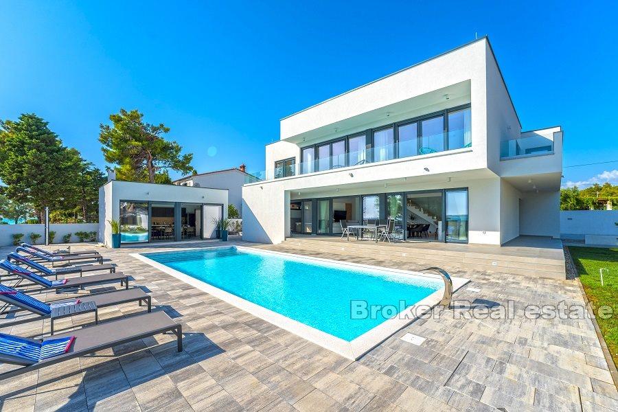 Nowoczesna willa w pierwszym rzędzie do morza