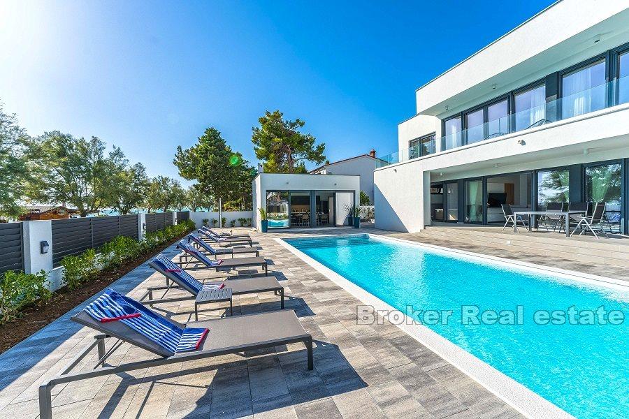 Nowoczesna willa w pierwszym rzędzie do morza