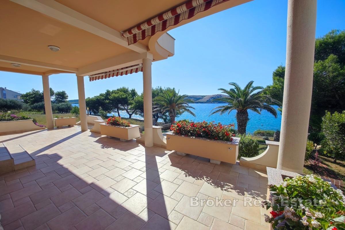 Villa första raden till havet