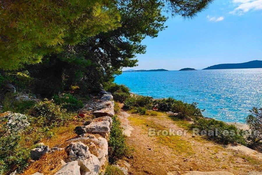 Baugrundstück mit einem Haus in Meeresnähe