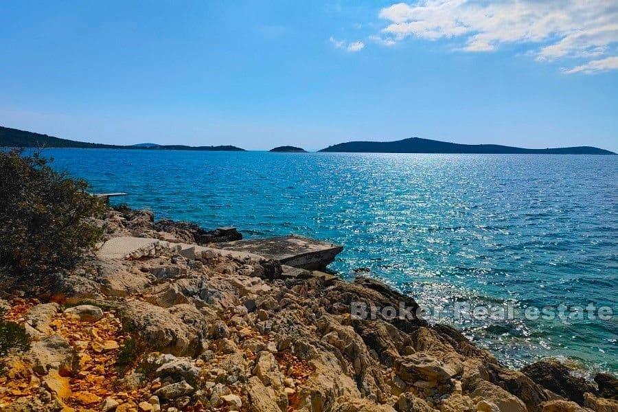 Building plot with a house near the sea