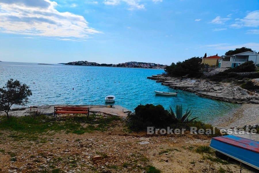 Terreno edificabile con una casa vicino al mare