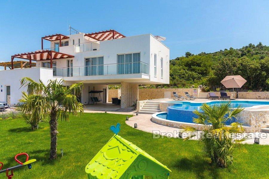 Villa moderne avec piscine et vue mer