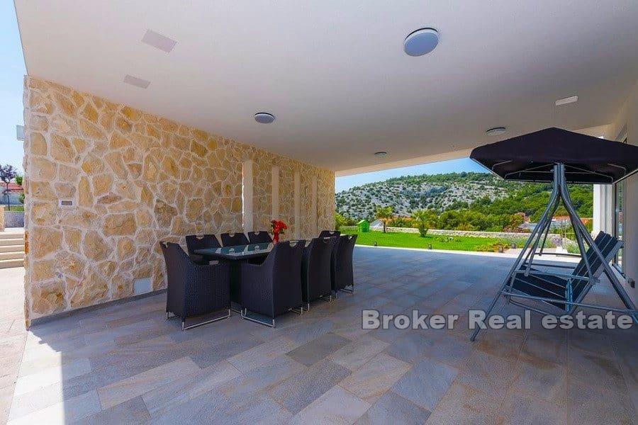 Modern villa med pool och havsutsikt