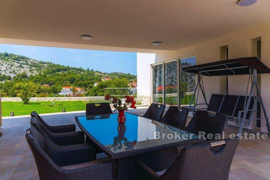 Modern villa med pool och havsutsikt