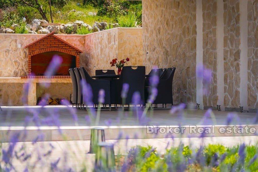 Modern villa med pool och havsutsikt