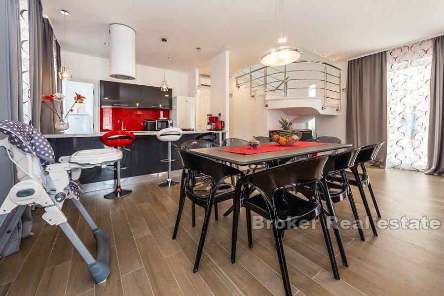 Modern villa med pool och havsutsikt