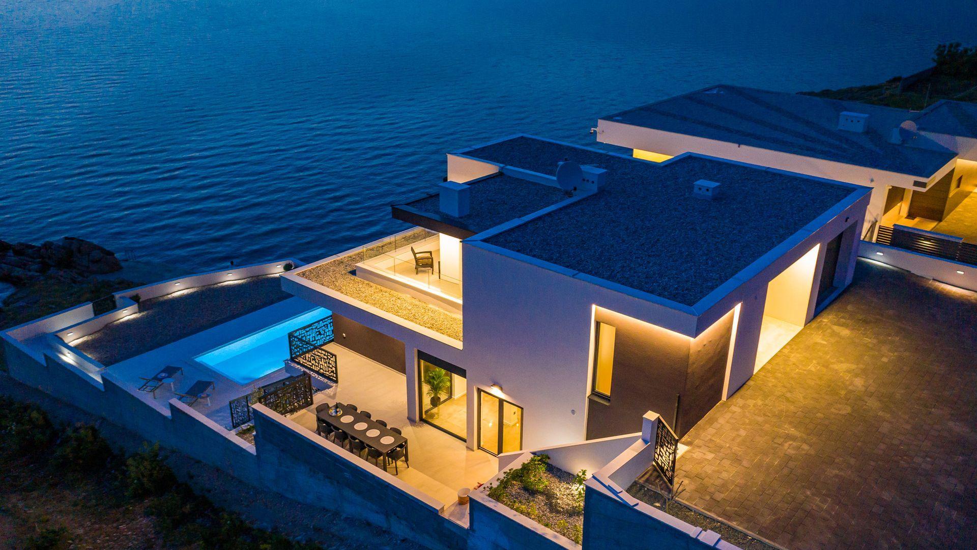 01-2021-311-Novigrad-villa-first-row-to-the-sea-for-sale