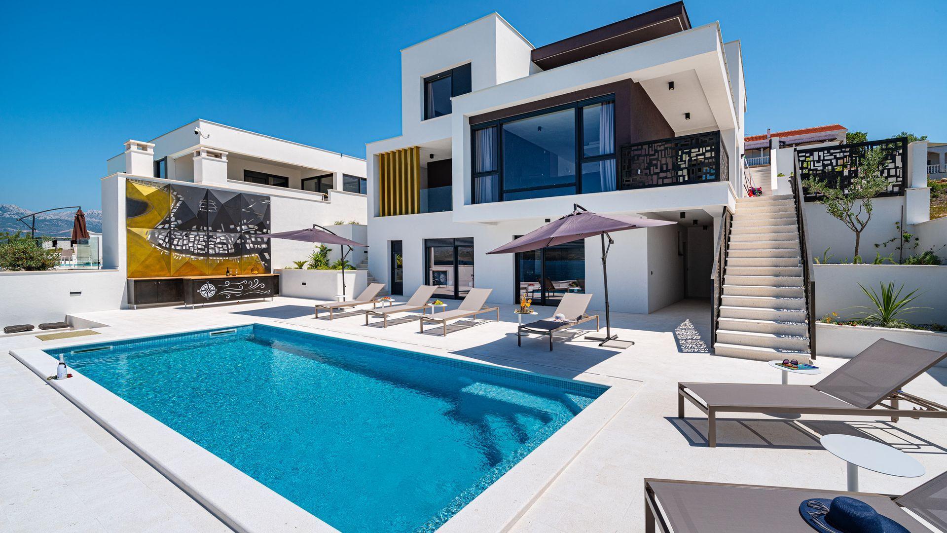 Luxusvilla in erster Reihe zum Meer