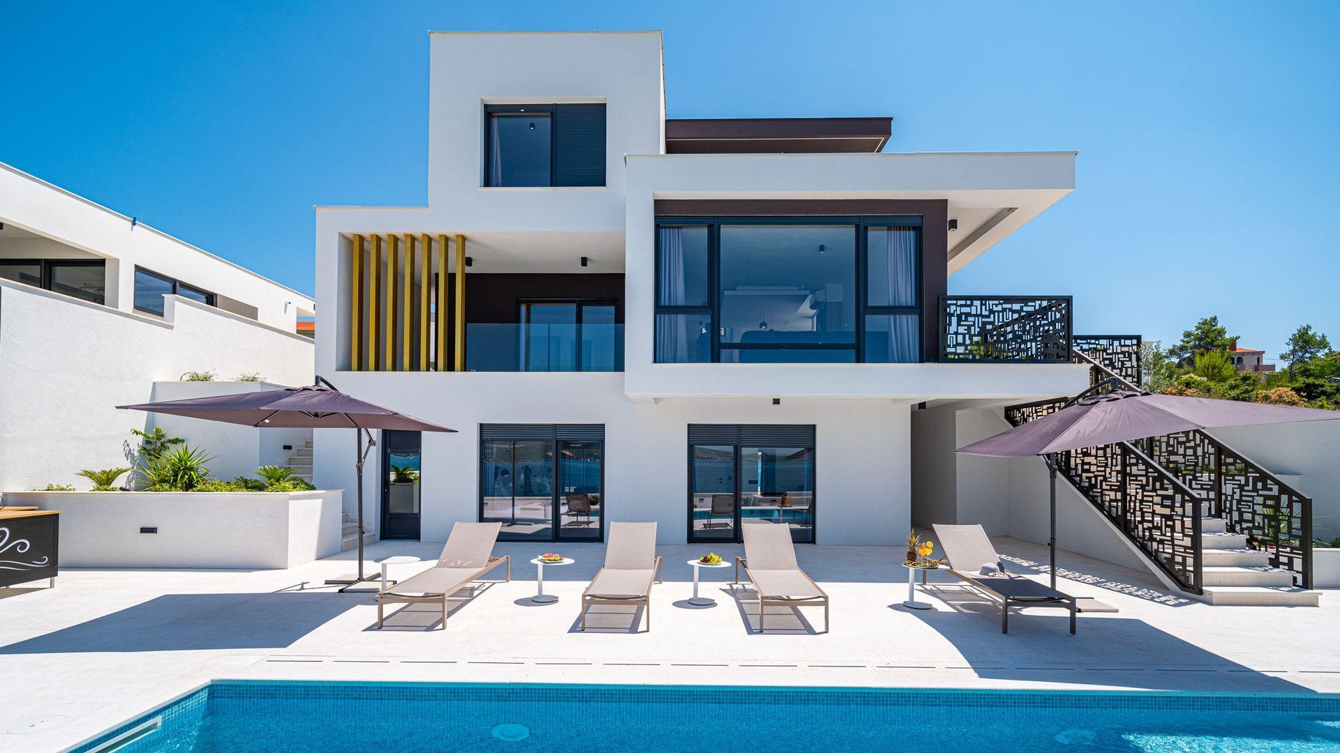 Luxusvilla in erster Reihe zum Meer