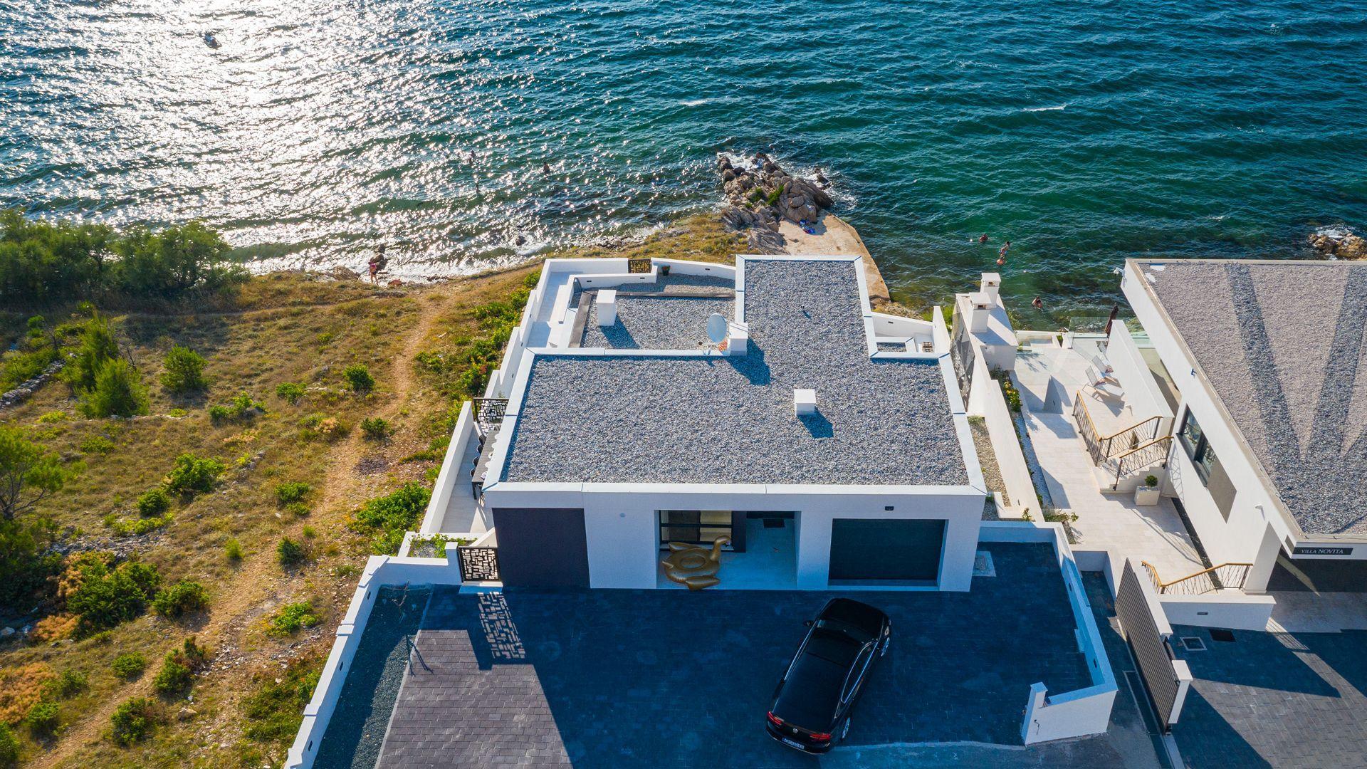 Luxusvilla in erster Reihe zum Meer