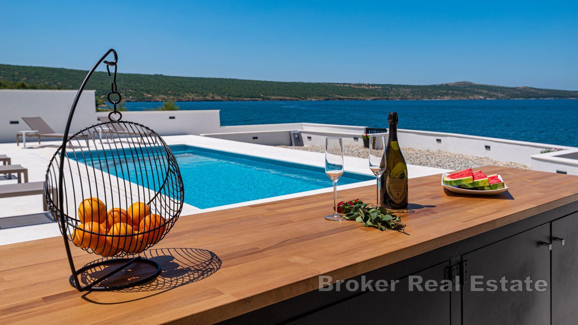 Villa de luxe au premier rang de la mer