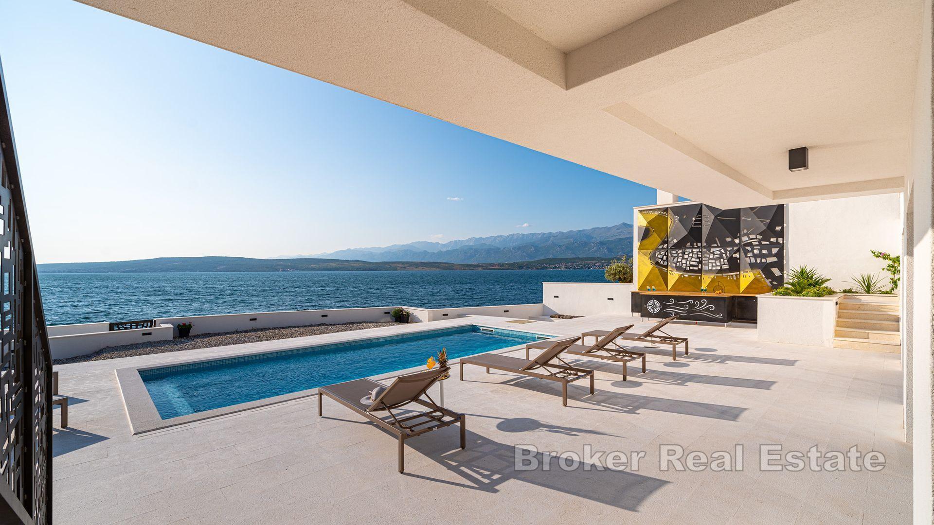 Villa de luxe au premier rang de la mer