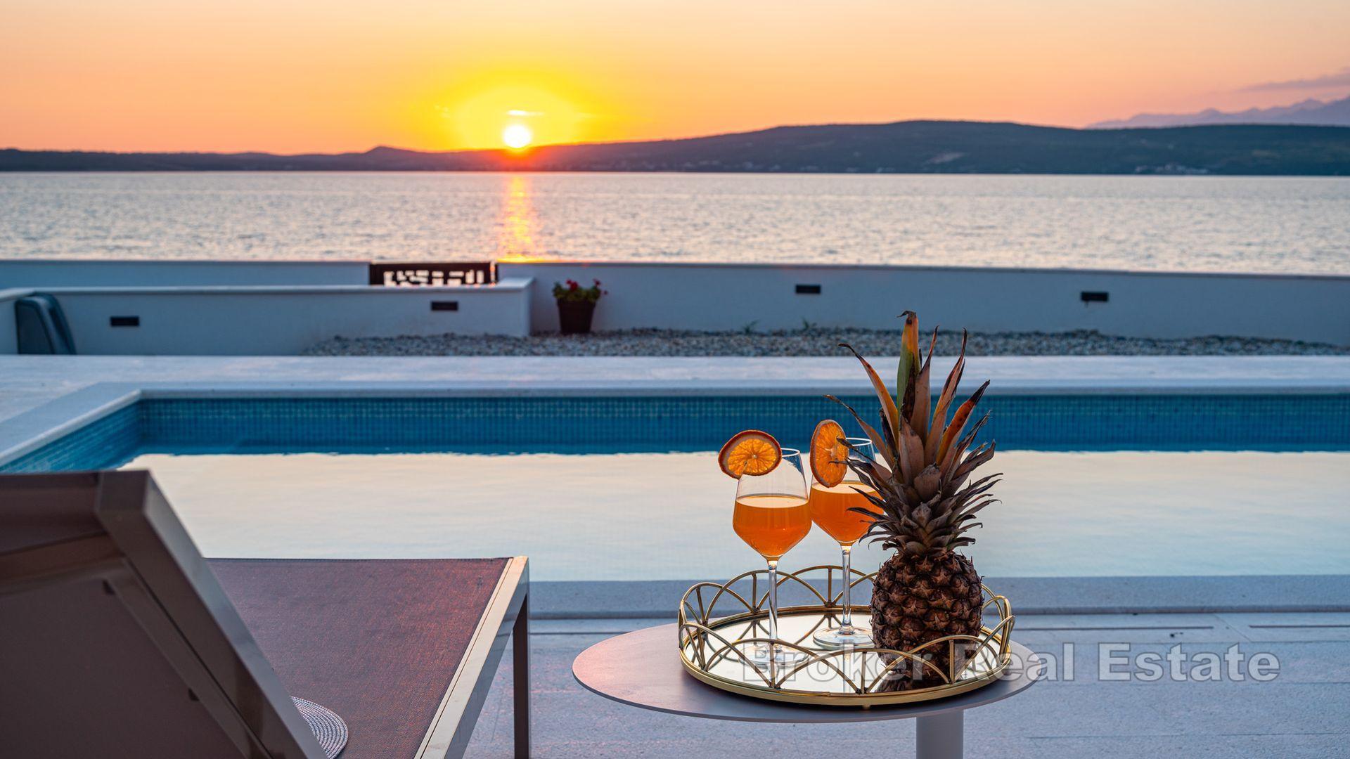 Villa de luxe au premier rang de la mer