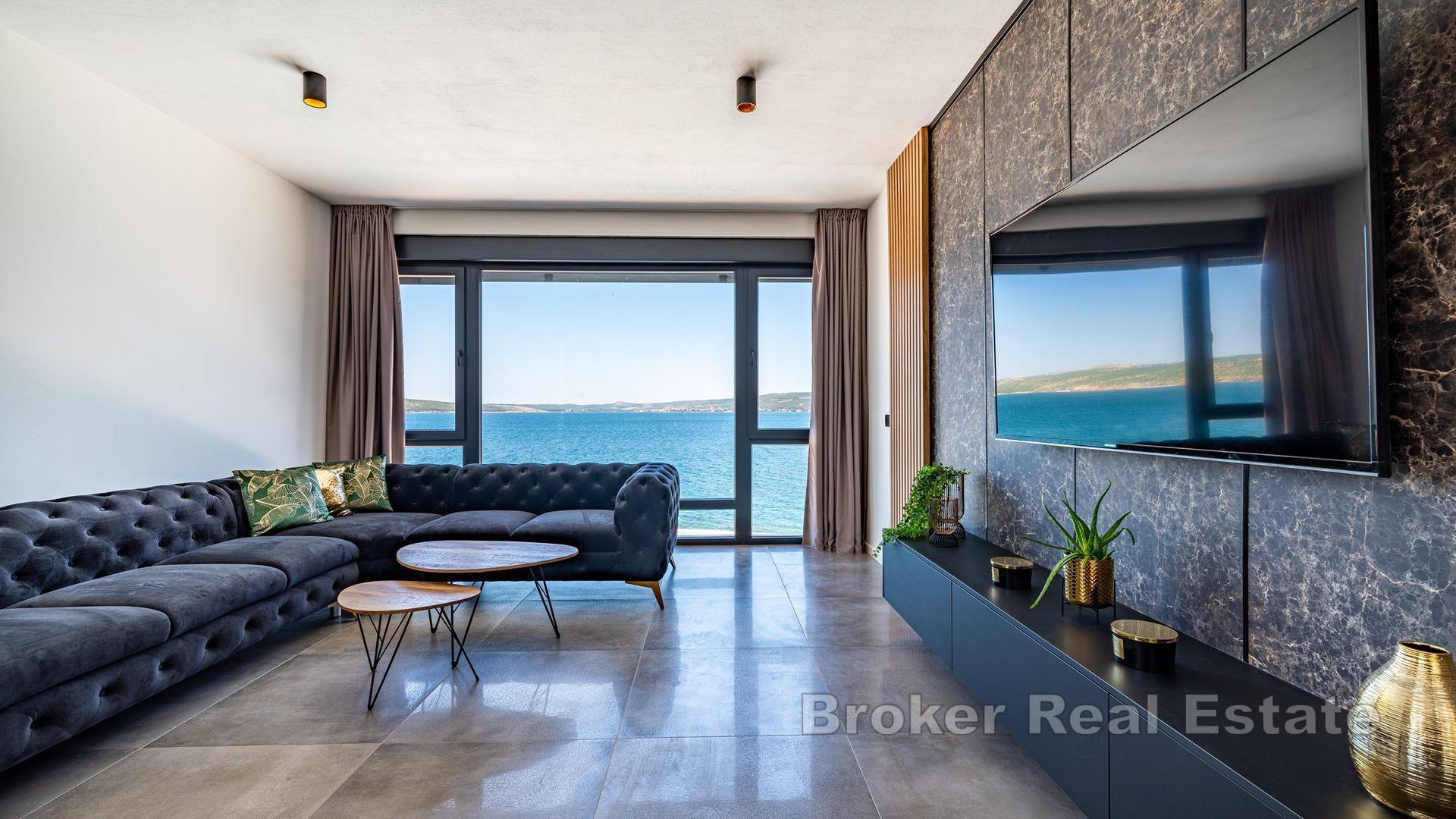 Villa de luxe au premier rang de la mer