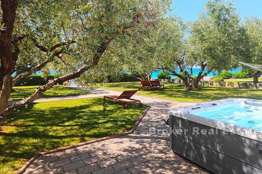 Вилла в первом ряду от моря