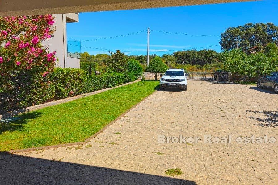 Вилла в первом ряду от моря