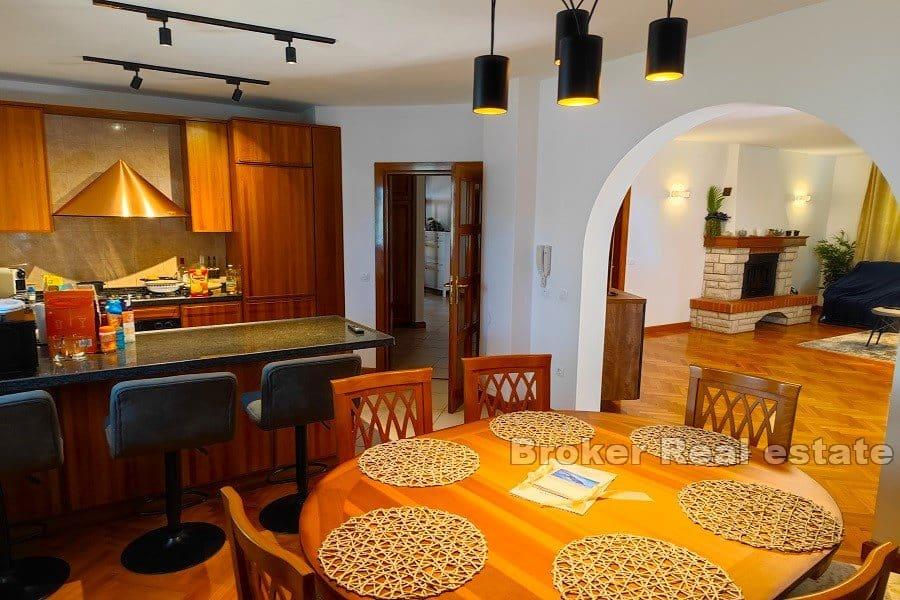 Вилла в первом ряду от моря