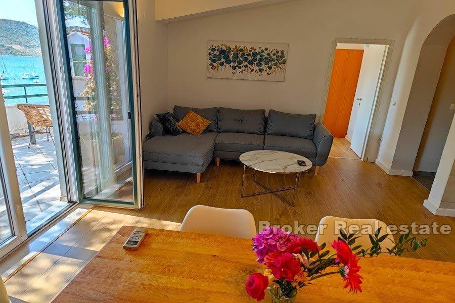 Apartmanska kuća prvi red do mora