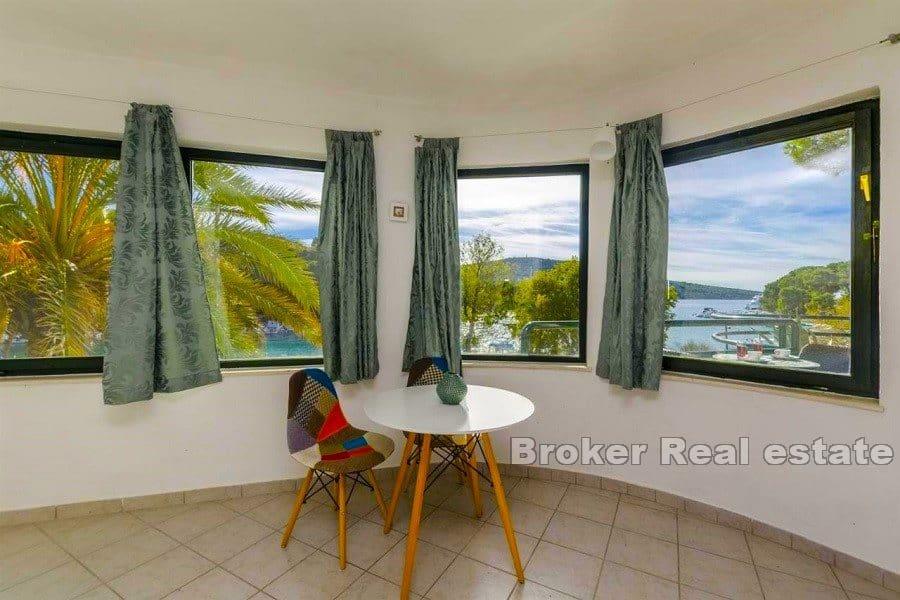 Apartmanska kuća prvi red do mora