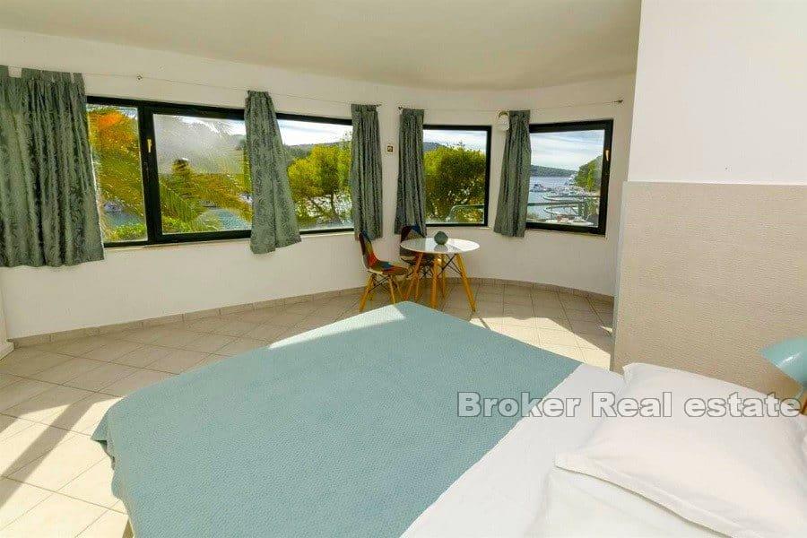 Apartmanska kuća prvi red do mora