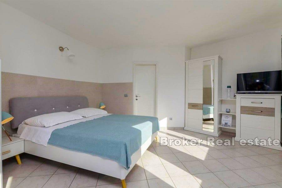 Apartmanska kuća prvi red do mora