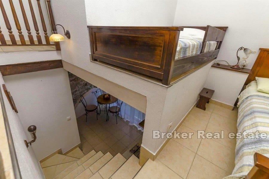 Apartmanska kuća prvi red do mora