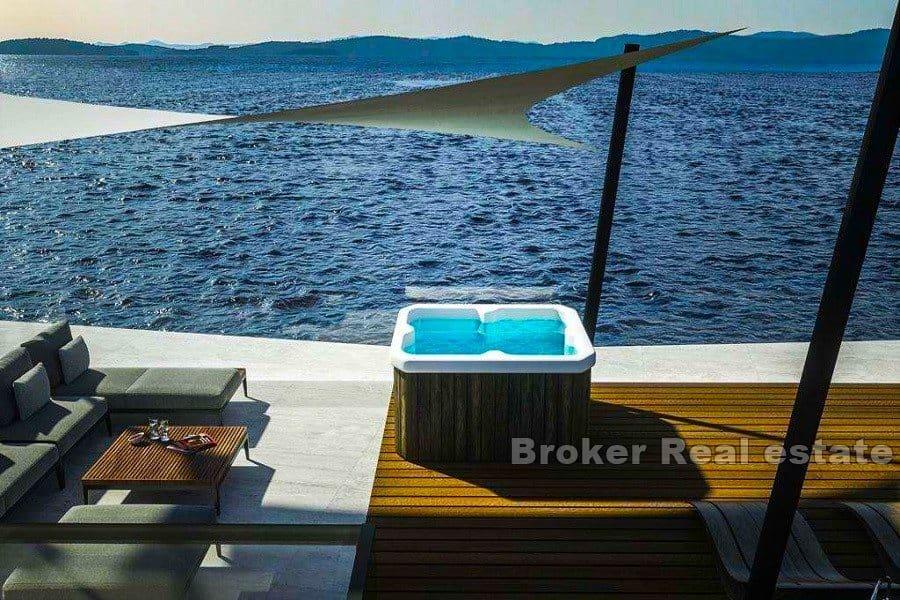 Luxury villa in the first row to the sea