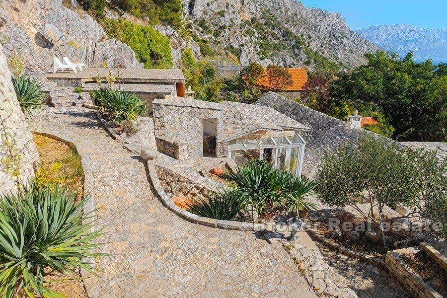 Kamenné domy s výhledem na moře