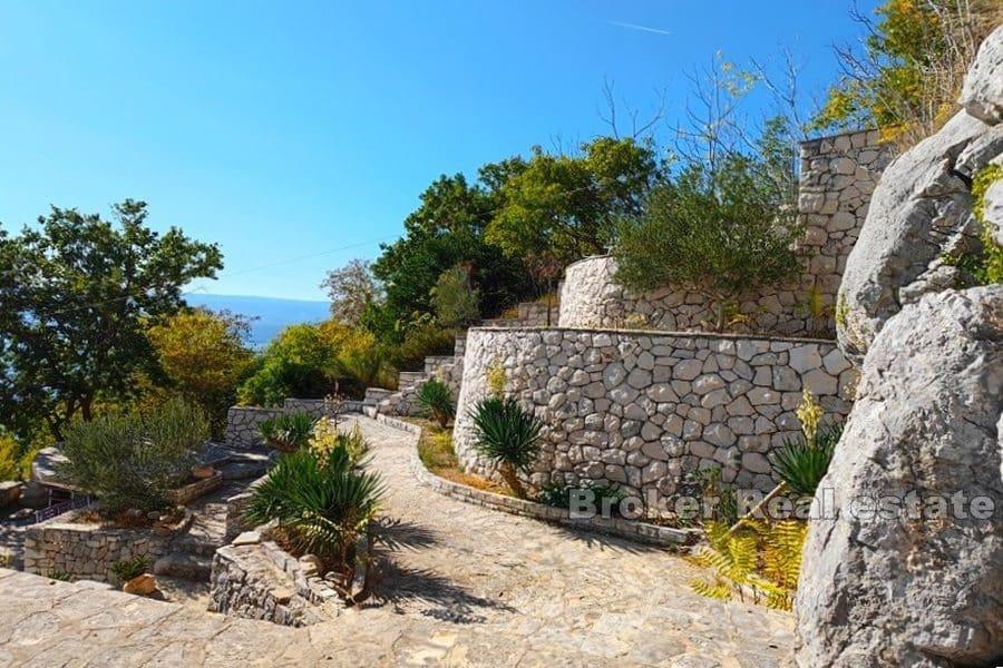 Maisons en pierre avec vue sur la mer
