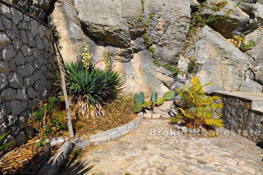 Kamenné domy s výhledem na moře