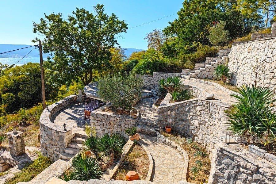 Steinhäuser mit Blick auf das Meer