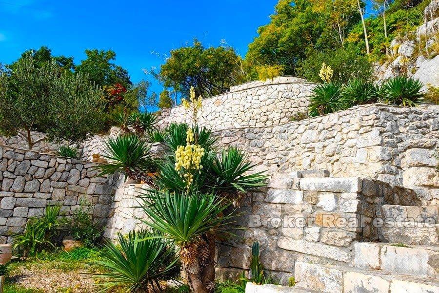 Steinhäuser mit Blick auf das Meer