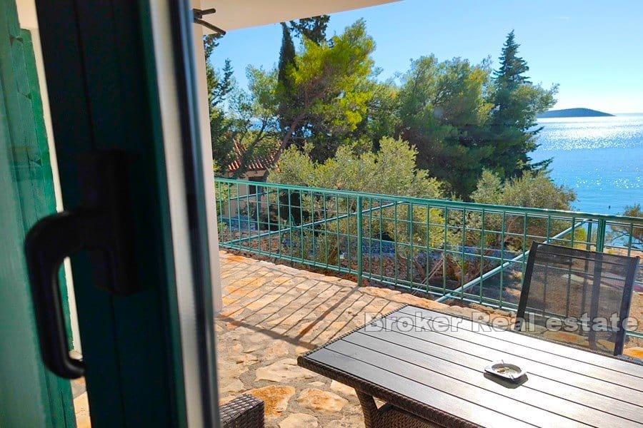 Steinhaus erste Reihe zum Meer