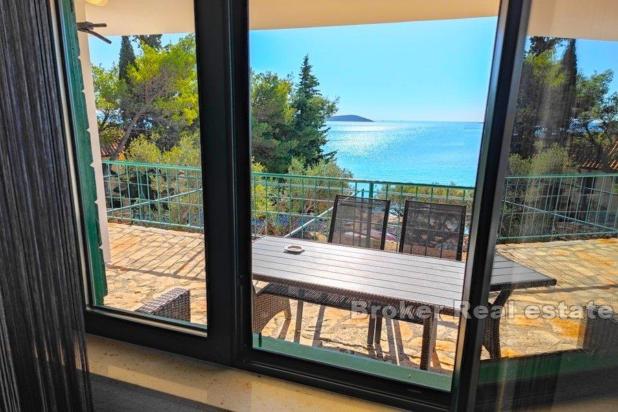 Steinhaus erste Reihe zum Meer