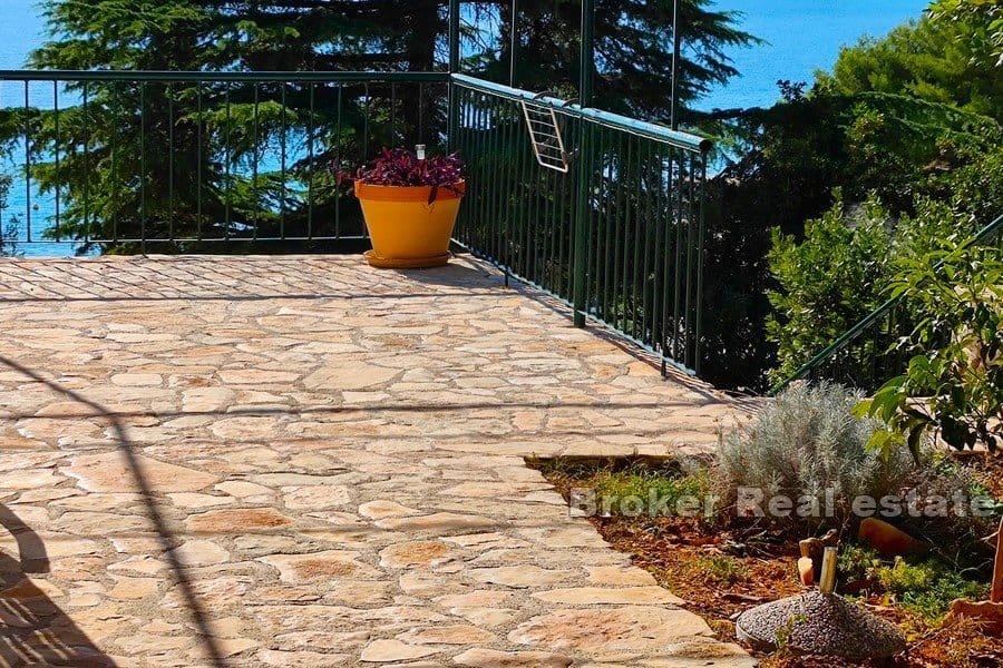 Steinhaus erste Reihe zum Meer