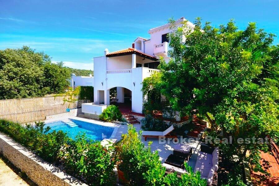 Dom apartamentowy z basenem