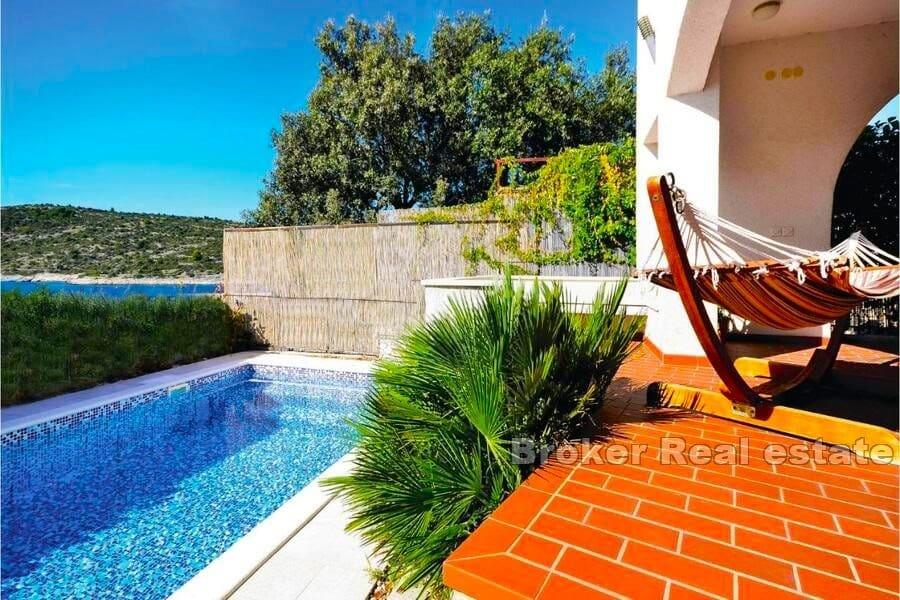 Apartmanska kuća sa bazenom