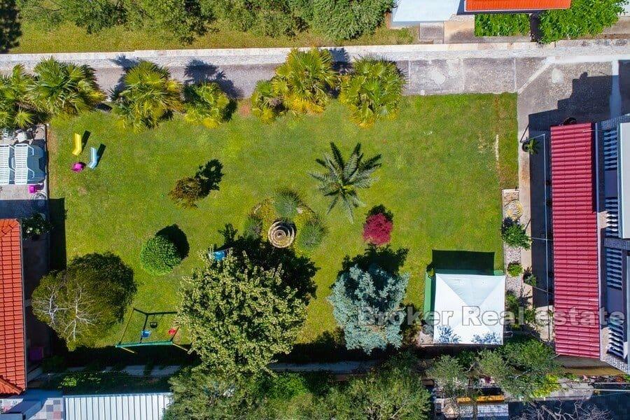 Вилла с апартаментами в первом ряду от моря